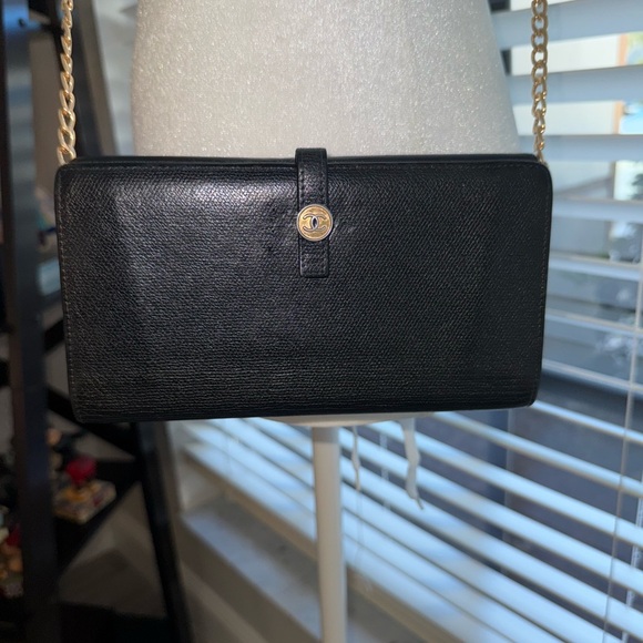 Elegant Black Chanel Coco Button Wallet - Picture 5 of 6